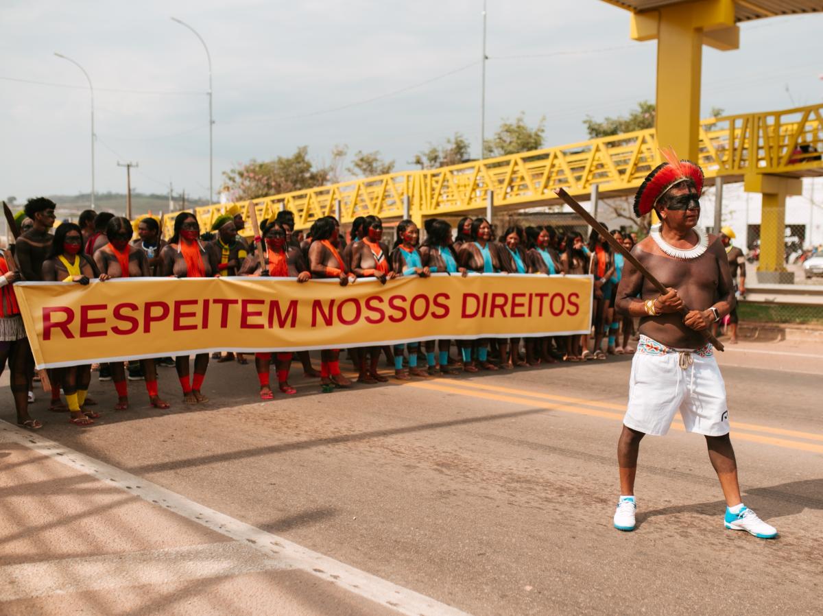 Povos Kayapó e Panará protestam na BR-163 por medidas de compensação