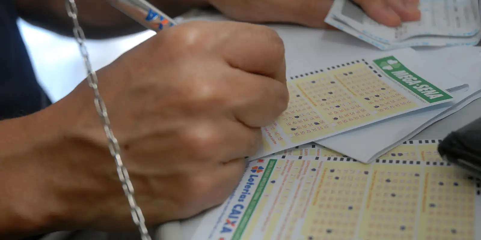 Mega-Sena acumulada atinge R$ 76 milhões após nenhum apostador acertar dezenas