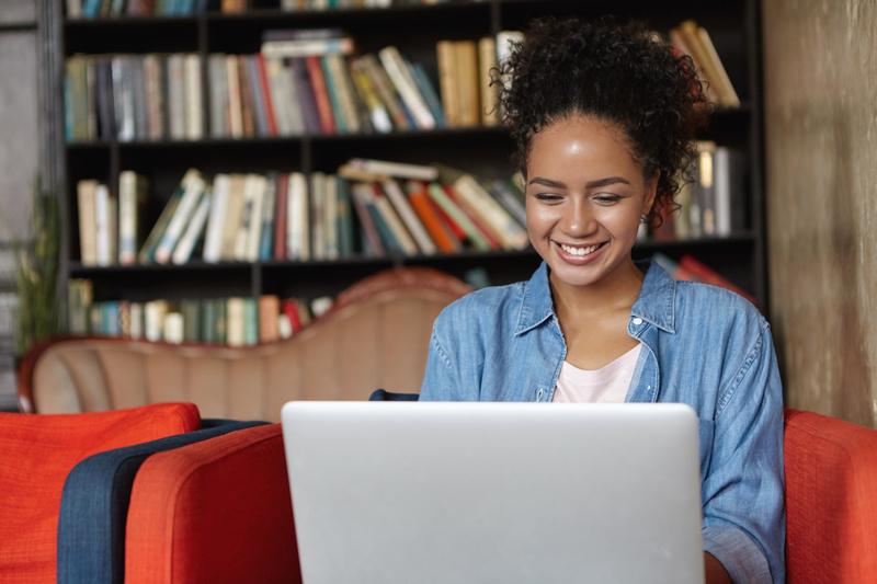 MOVER e EF oferecem 19 mil vagas gratuitas em cursos de idiomas para pessoas negras