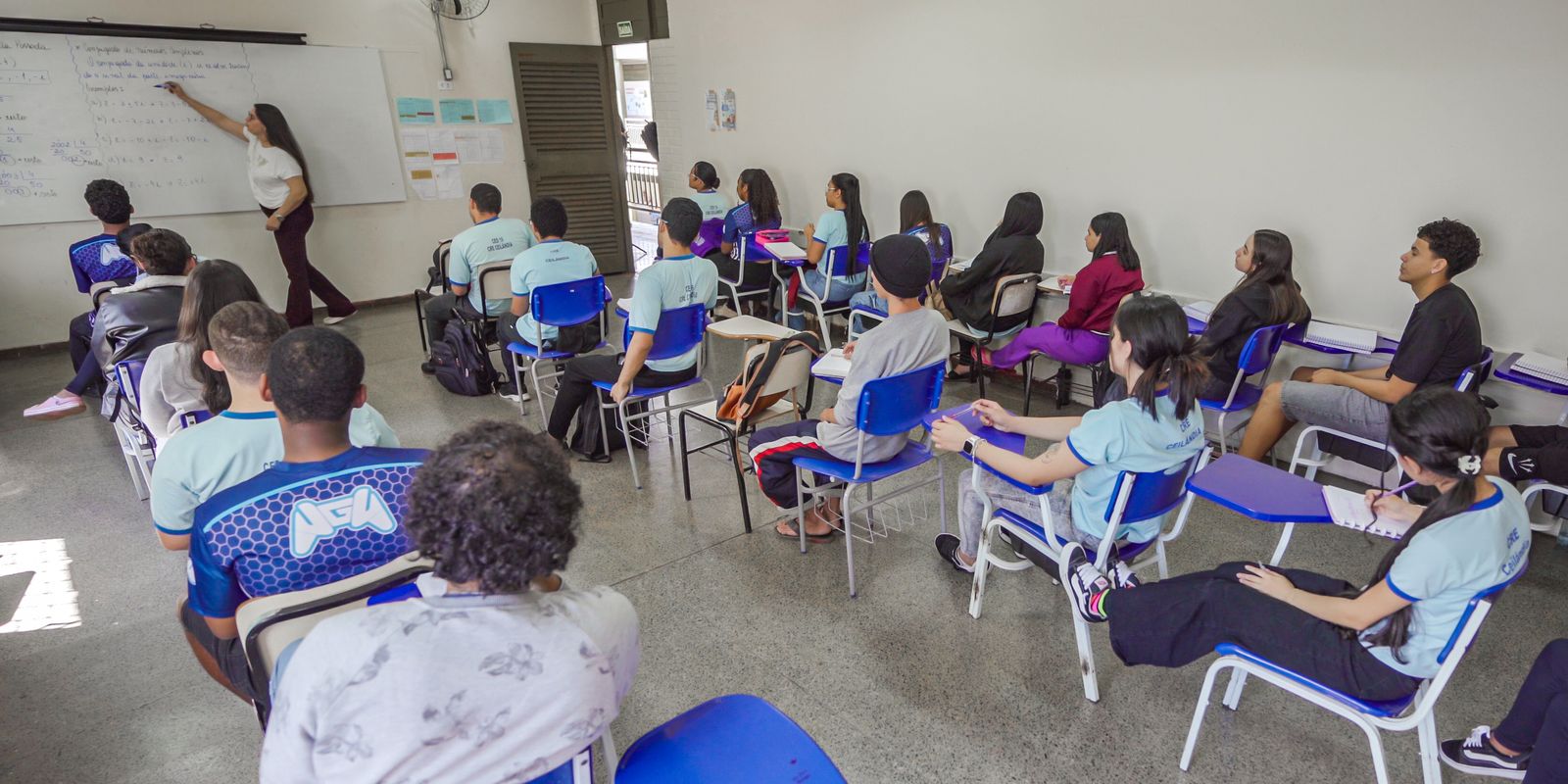 Pisa 2025 mostra que Brasil melhora desempenho escolar e reduz distância dos ricos