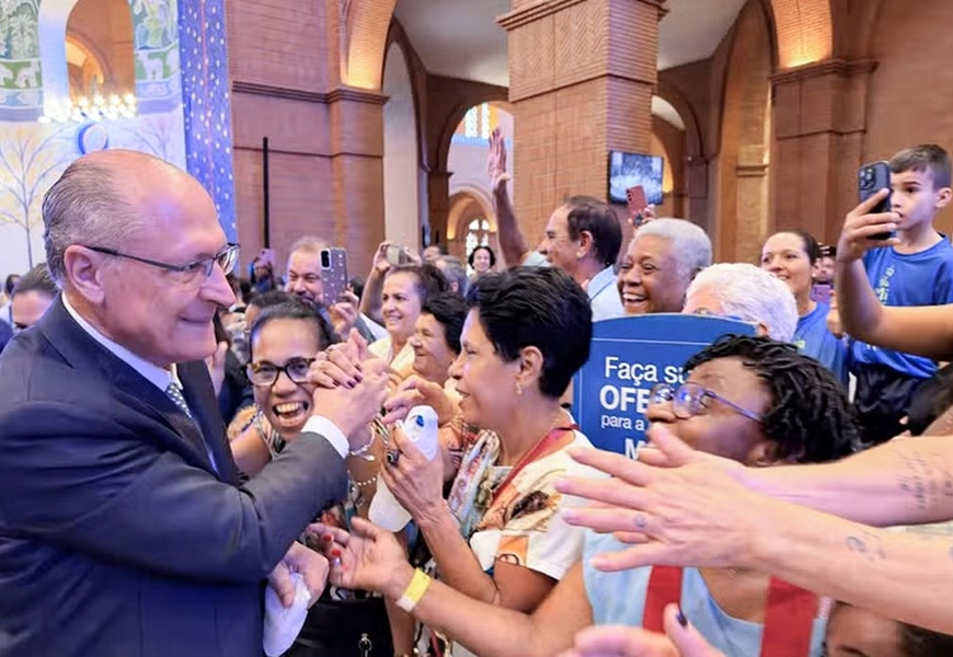 Geraldo Alckmin cobra respeito às religiões e recebe aplausos em Aparecida