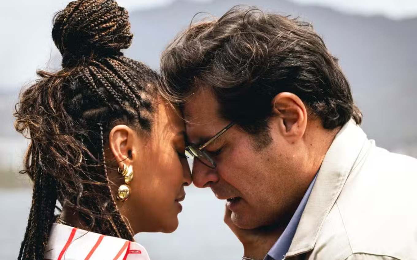 Beijo de Bela e Gabriel em Por Você é capturado por vigarista mandado por vilão
