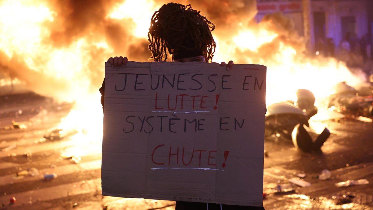 Uma nova vaga de protestos de jovens alastra-se pela Europa