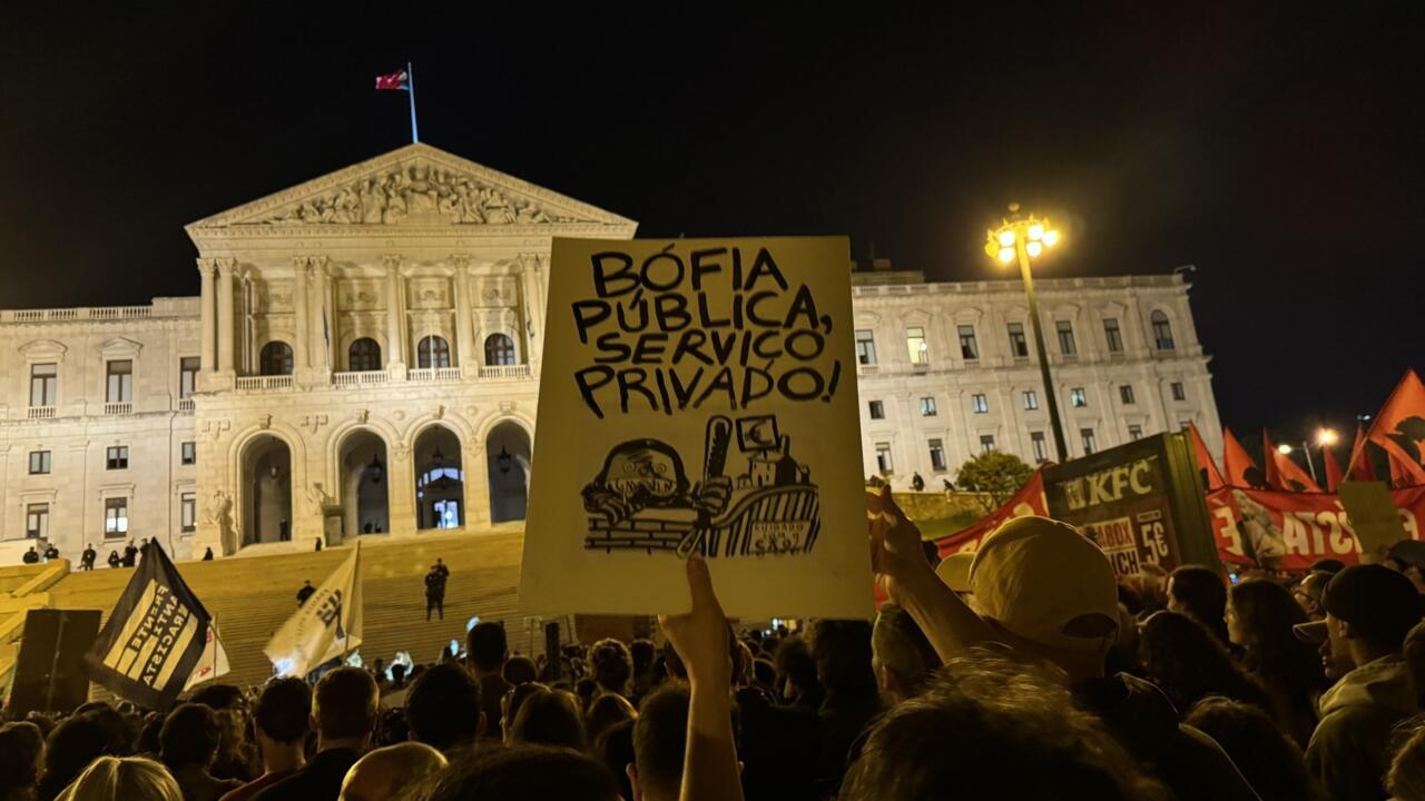 Manifestantes contra a crise na habitação denunciam violência policial