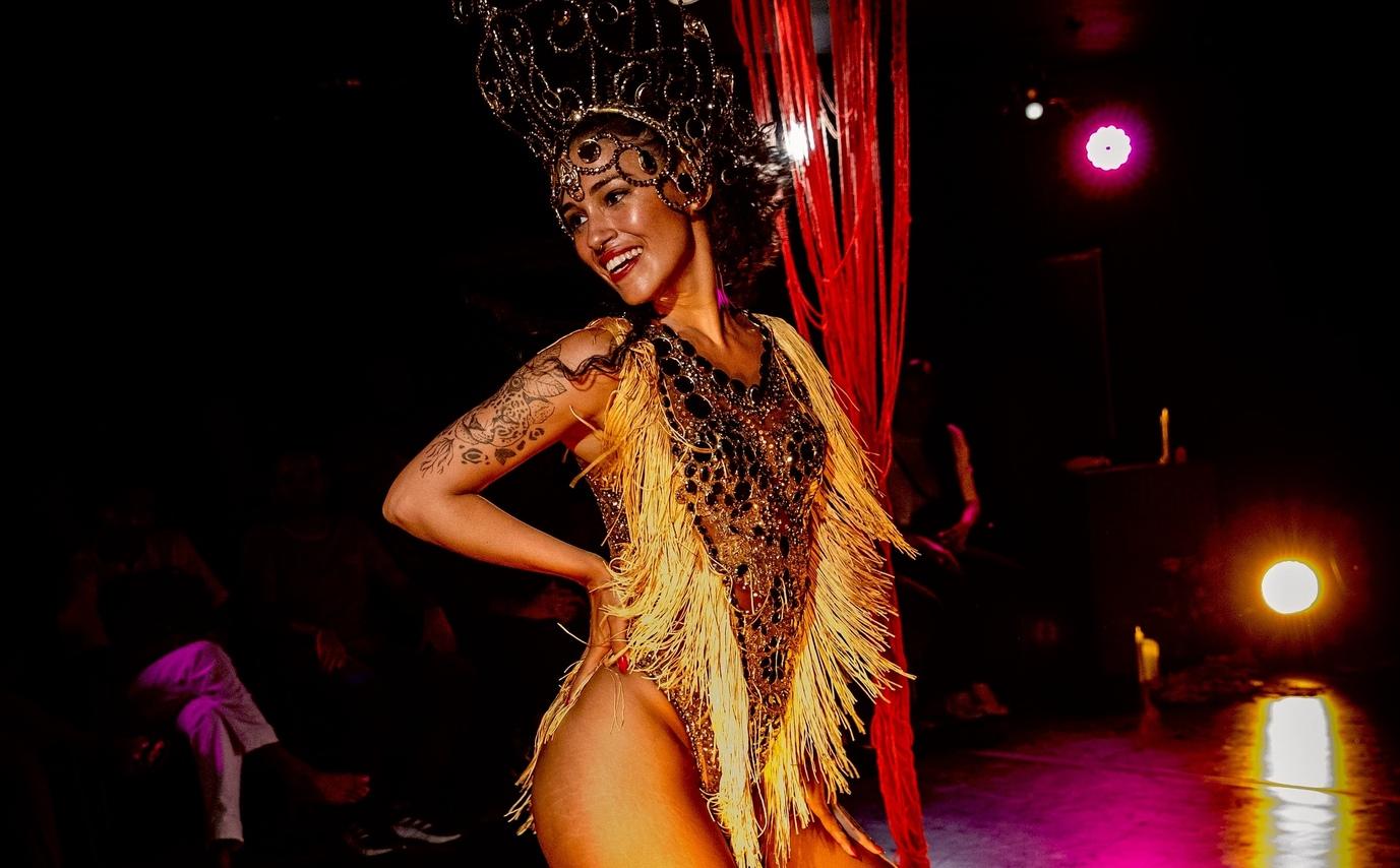Espetáculo “Em Gira: Ela Encruzilhada” de passista do Salgueiro, Iara Cassano, provoca reflexão sobre hipersexualização da mulher negra no samba