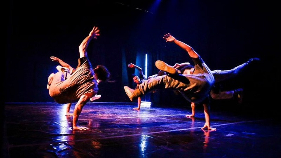 Grupo flying low retoma espetáculo menino assum preto no teatro galpão do folias
