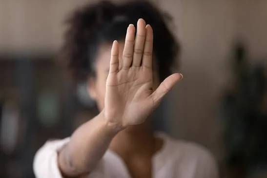 Homem é preso no DF após extorsão no DF, ameaças e injúria racial contra vítimas