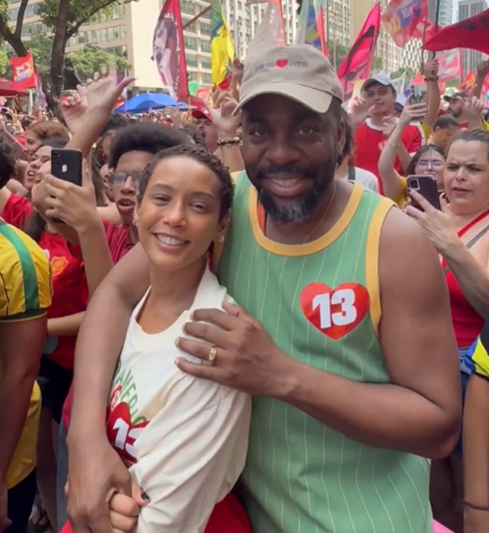 Lázaro Ramos e Taís Araújo marcam presença em ato pela democracia no Rio