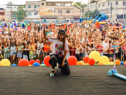 Ludmilla realiza festa de Dia das Crianças em Caxias e distribui presentes
