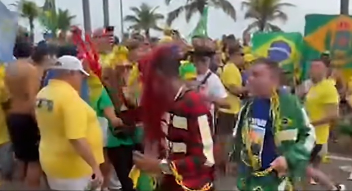 Ministério pede apuração de crime de racismo em ato pró-Flávio Bolsonaro