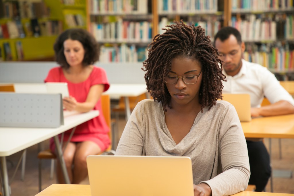 Inscrições em cursos de idiomas gratuitos para pessoas negras são prorrogadas