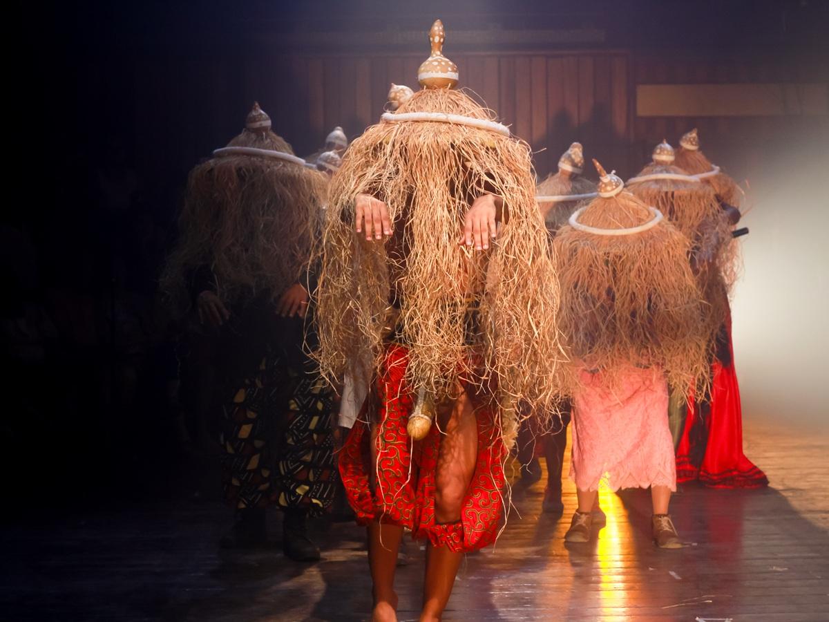 O Irôko, a Pedra e o Sol: espetáculo pernambucano tem apresentação única no Quilombo dos Camarás, em Camaragibe