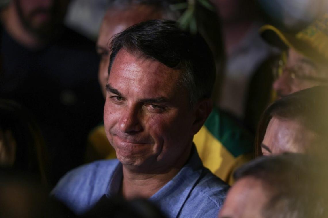 O SUS nos planos de Flávio Bolsonaro: promessas antigas e riscos orçamentários