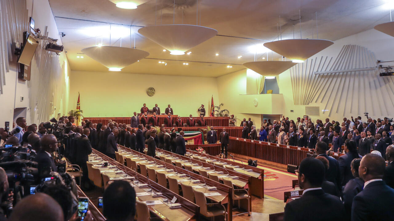 Parlamento de Moçambique aprova revisão do orçamento do estado para 2026