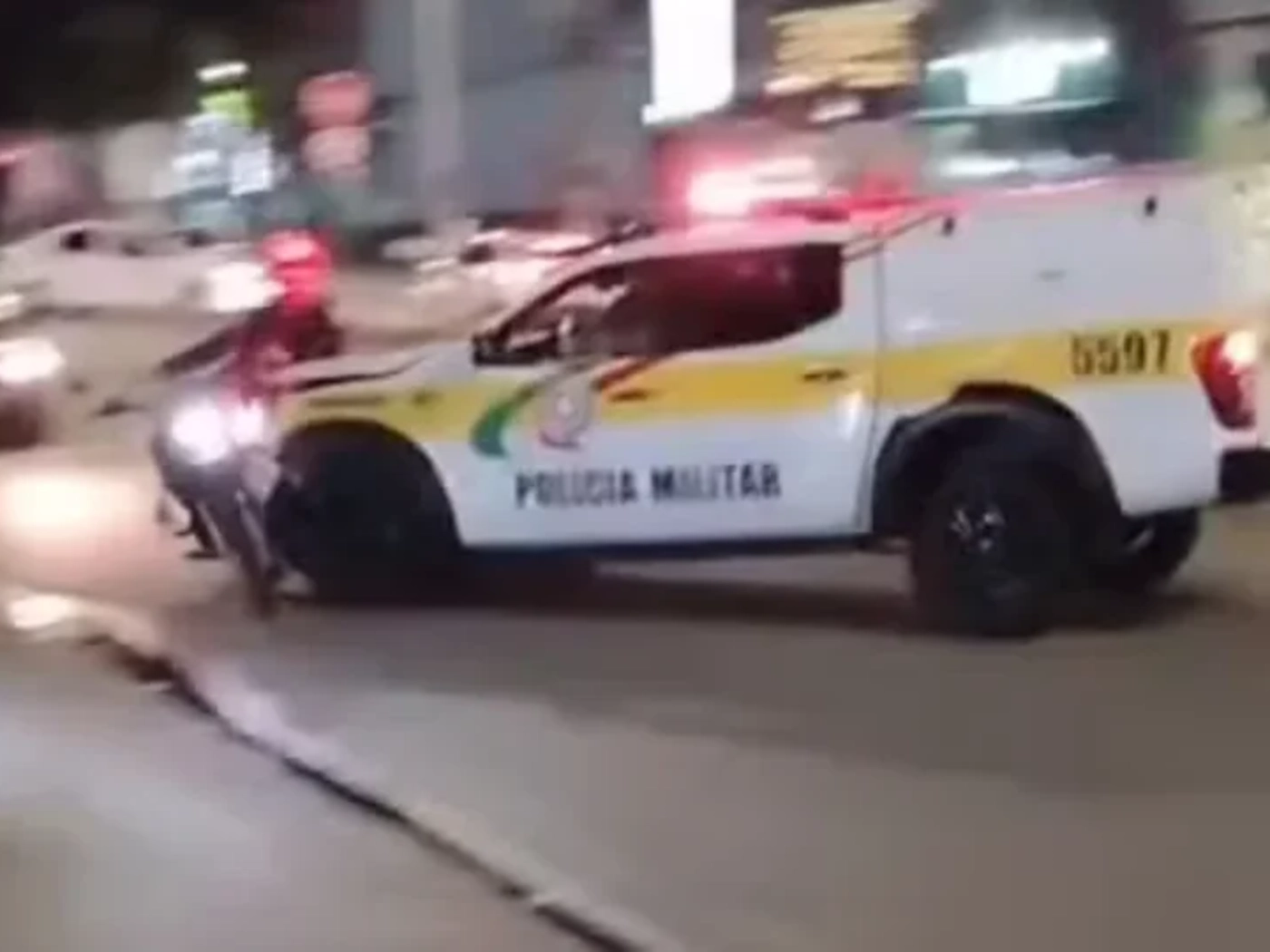 Viatura da PMRv atropela motociclista em comemoração em Florianópolis