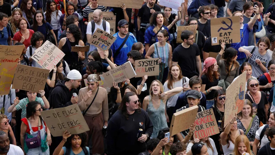 Protestos na França: por que estudantes tomam as ruas contra a crise escolar