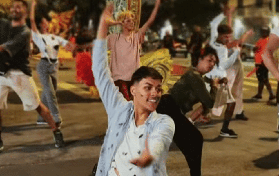 Carnaval 2027: Tom Maior empolga comunidade em ensaio de rua