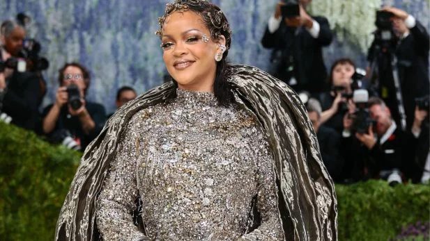Rihanna reage com ironia após influenciadora criticar atraso em evento