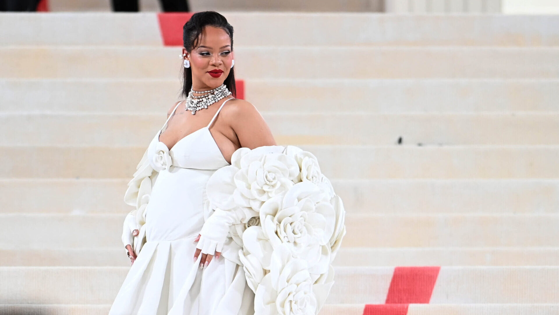 Cantora revela guardar acervo com 170 músicas inéditas de Rihanna