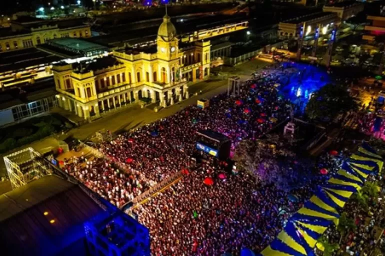 Shows de Seu Jorge e Enaldinho lotam a Praça da Estação em Belo Horizonte