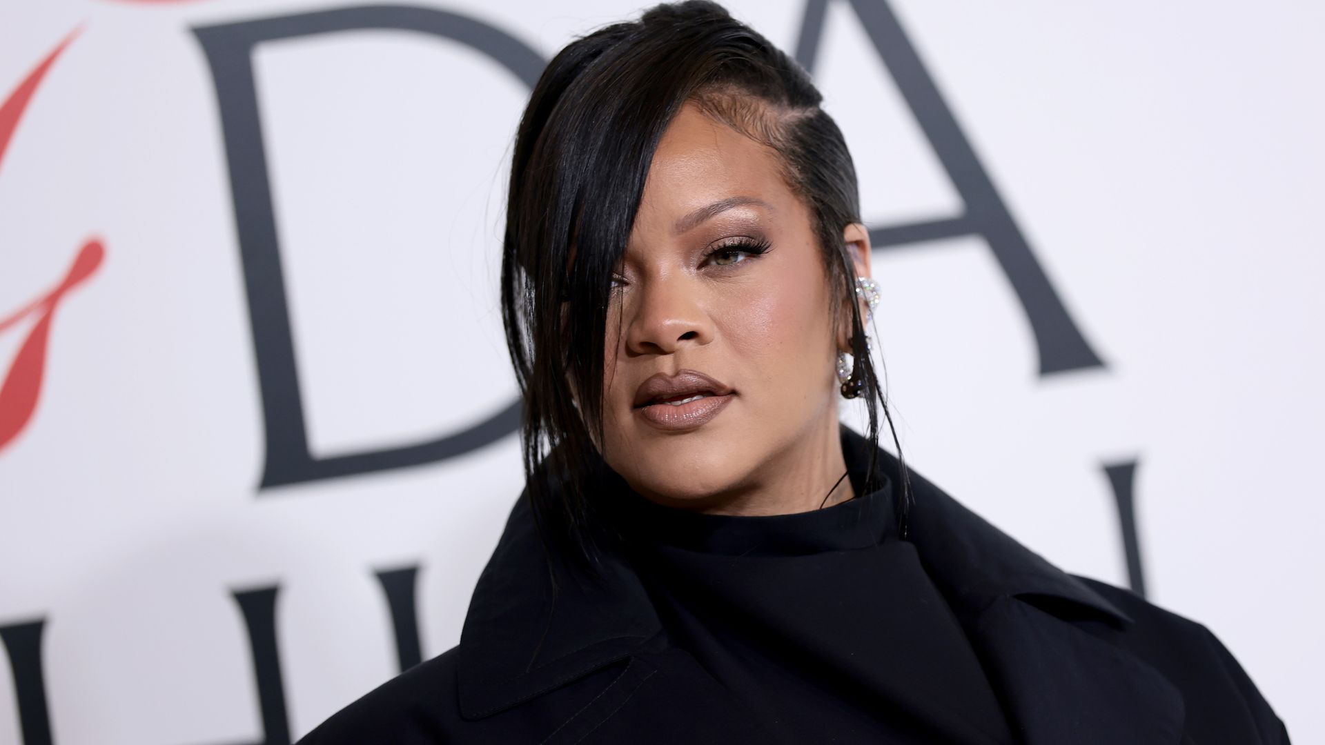 Suspeita no caso Rihanna se declara inocente após ser indiciada por júri