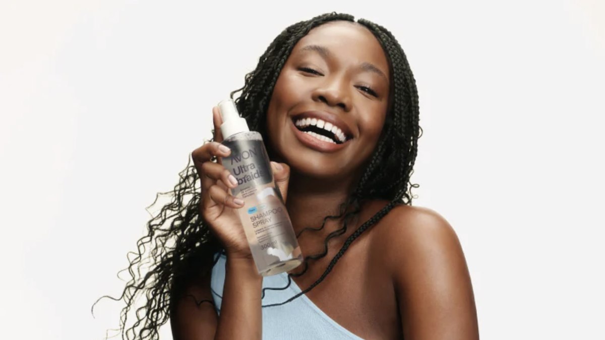 Avon lança linha voltada para cabelos trançados e fortalece a beleza negra