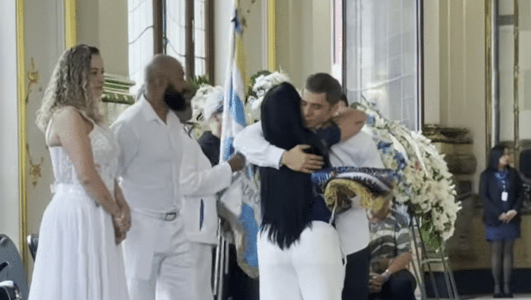 Águia de Ouro presta homenagem a Benito di Paula em velório emocionante