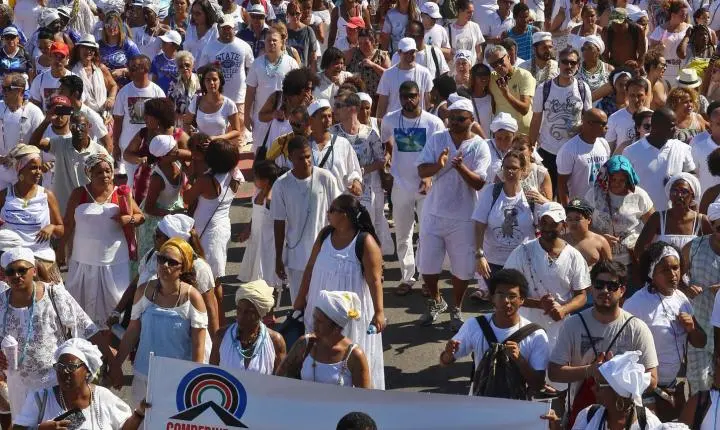 Caminhada em defesa da liberdade religiosa reúne multidão na orla de Copacabana