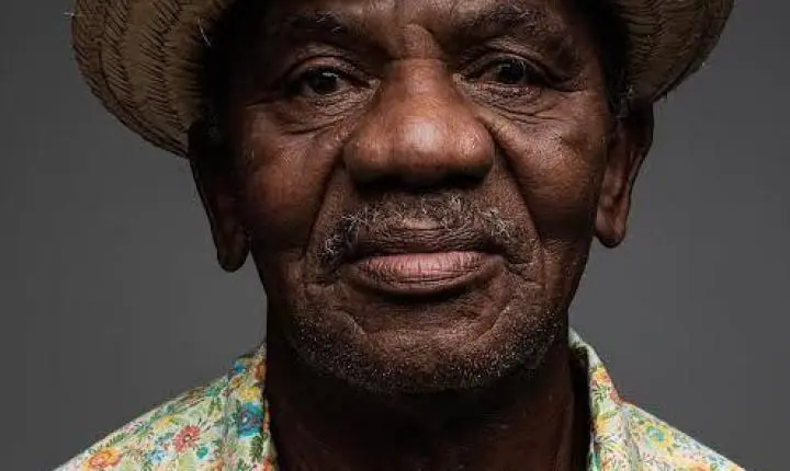 80 anos de vida: mestre Assis Calixto celebra continuidade em frente à sua casa no Alto do Cruzeiro, em Arcoverde