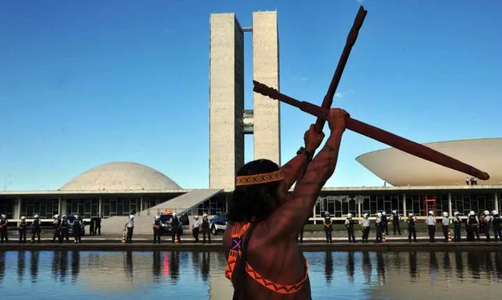 Bancada anti-indígena: parlamentares com propostas contra direitos indígenas nas urnas