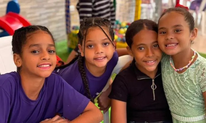 Academia Valéria Martins realiza festa na piscina para 300 crianças da CDD