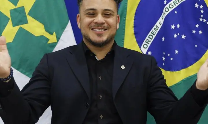Cantor Osmin Carlson, adotado na Holanda, busca reconexão com suas raízes brasileiras