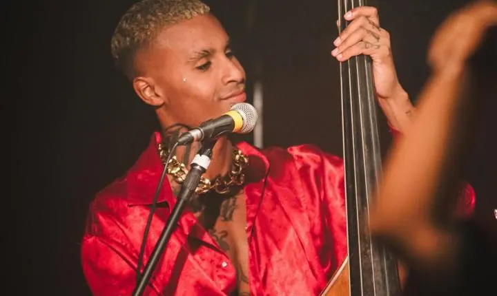 Nigga revoluciona 'O Beijo no Asfalto' com trilha sonora ao vivo e estreia como ator