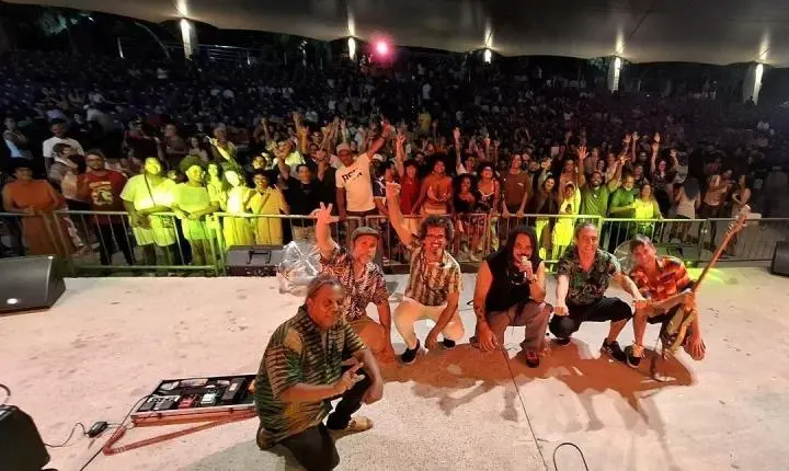 Banda pernambucana N’Zambi abre caminhos para o internacional Mike Love na Zona Oeste do Recife