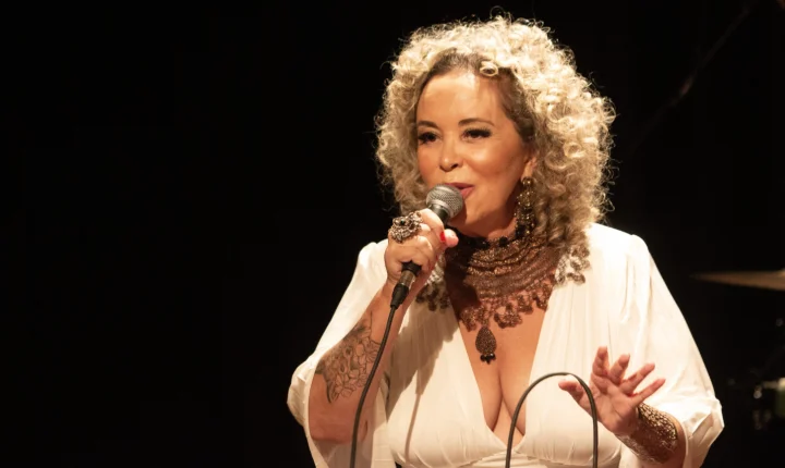 Beth Leivas canta Samba