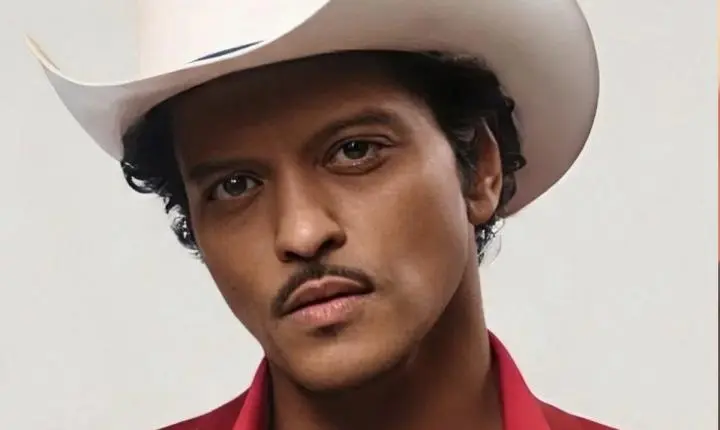 Bruno Mars empata recorde histórico de Kendrick Lamar na Billboard com novo hit