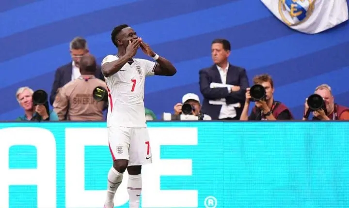 Bukayo Saka brilha com hat-trick e relembra ataques racistas no Mundial
