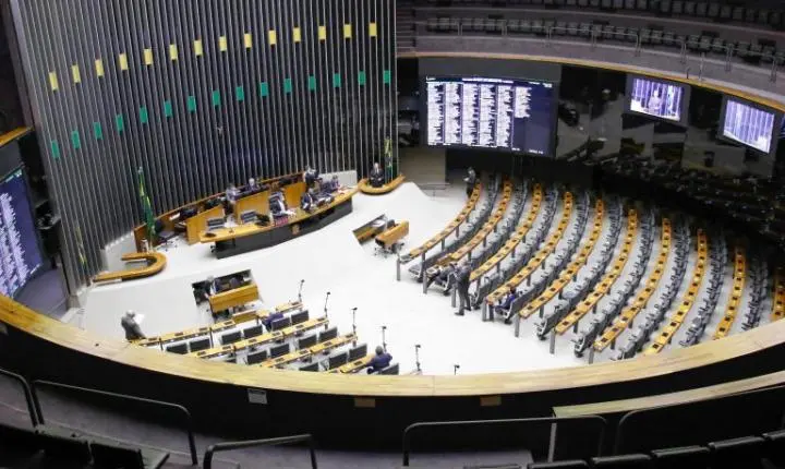 Câmara dos Deputados pauta projetos sobre feminicídio, preços de combustíveis e saúde infantil