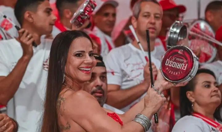 Viviane Araujo desafia o etarismo e reitera sua paixão pela Sapucaí no carnaval