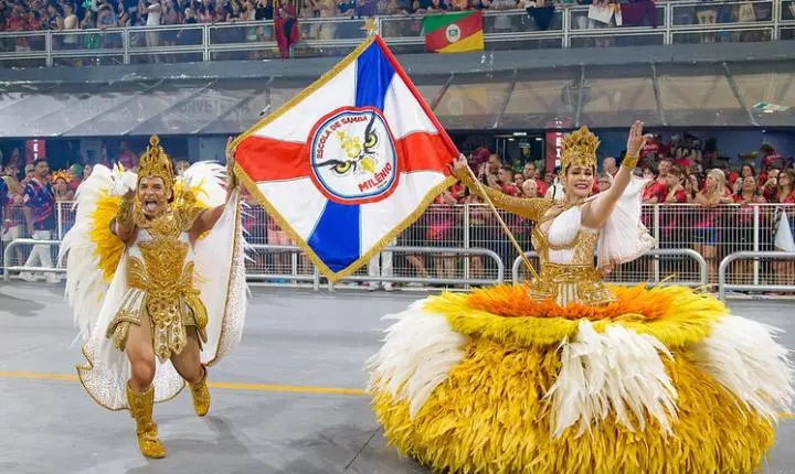 Carnaval 2027: casal da Estrela do Terceiro Milênio brilha em ensaio