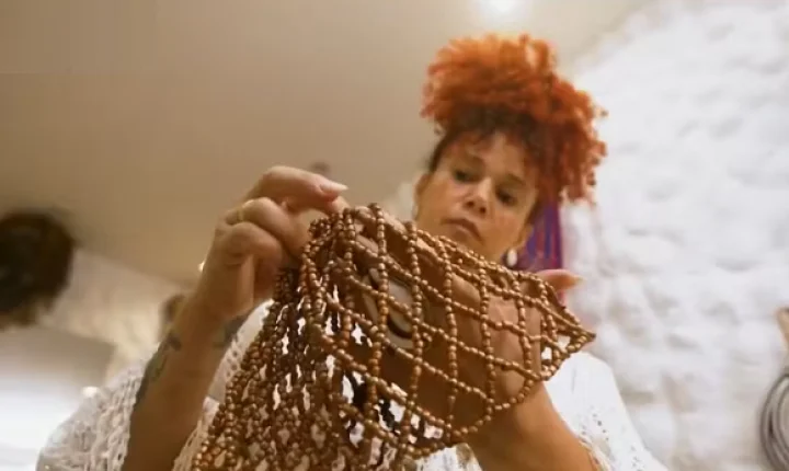 Com R$ 300, empreendedora leva joias afro da calçada à novela das seis