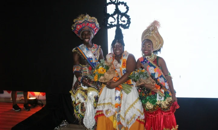 Concurso de beleza negra elege nova realeza em Salvador