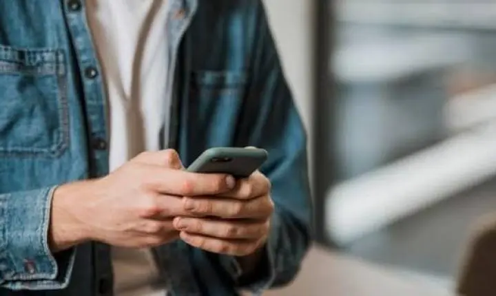 Condenado por injúria racial por ofensas em grupo de WhatsApp