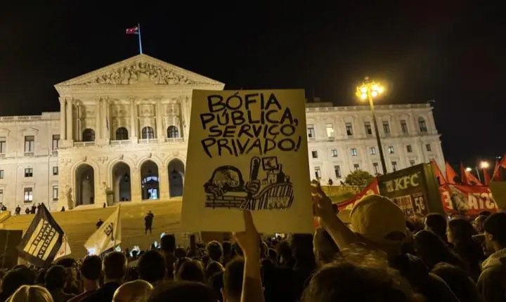 Manifestantes contra a crise na habitação denunciam violência policial