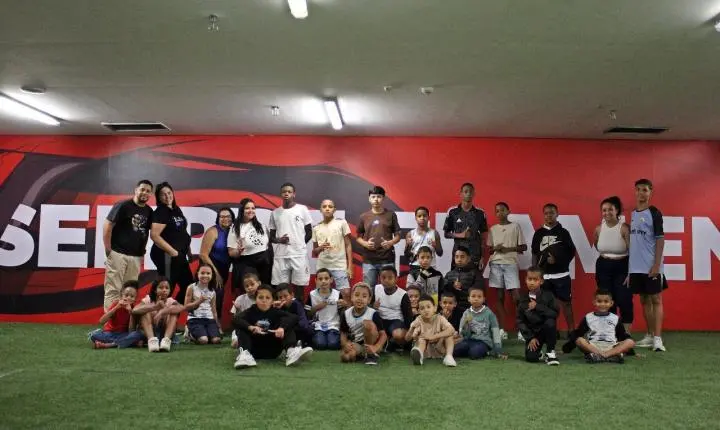 Douglas Luiz, do Nottingham Forest –ING, realiza ação de Natal com crianças e jovens do Complexo da  Maré