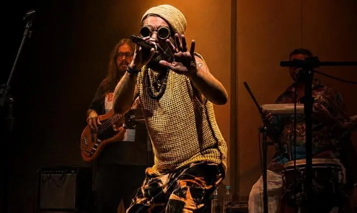 Esdras Bedai celebra o Movimento Manguebeat no Dolores Club, na Lapa