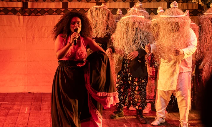Espetáculo de teatro e musical pernambucano O Irôko, a Pedra e o Sol ganha nova temporada em abril com cinco apresentações