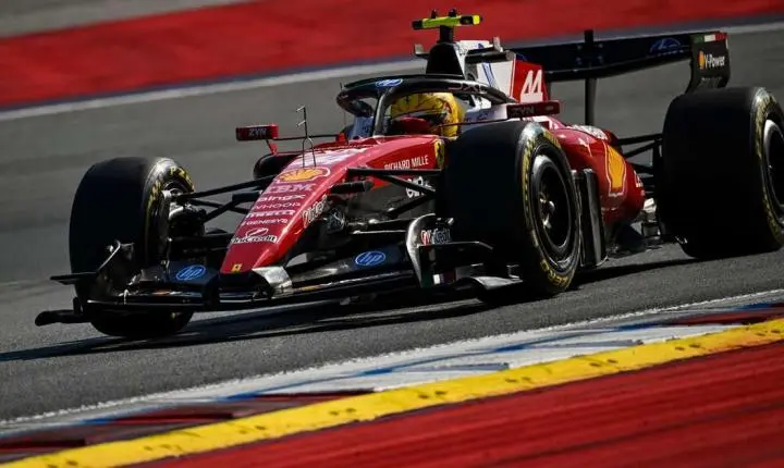 F1: Hamilton evita falar em título e elogia evolução da Ferrari