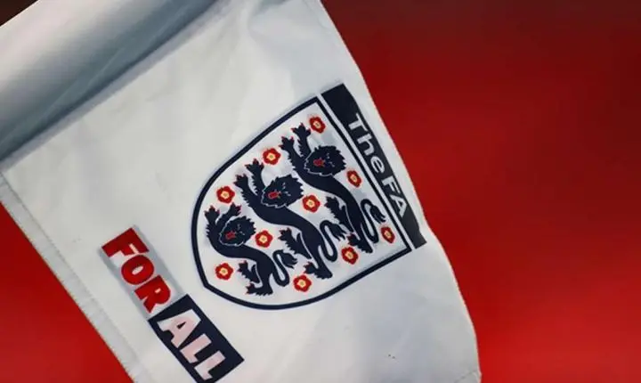 Novas regras contra o racismo no futebol inglês preveem gancho de 10 jogos