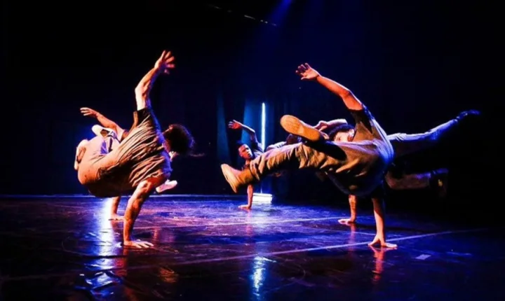 Grupo flying low retoma espetáculo menino assum preto no teatro galpão do folias